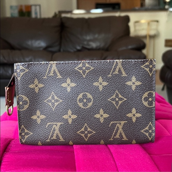 Louis Vuitton Vintage Monogram Toiletry Pouch 15 - Picture 3 of 16